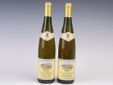deux bouteilles de vin posées l'une à côté de l'autre sur une table