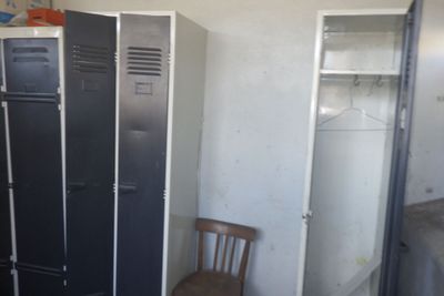 deux casiers et une chaise dans une petite pièce