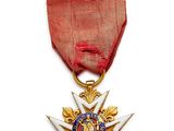 gros plan d'une médaille sur un ruban rouge sur fond blanc