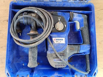 une boîte bleue contenant une perceuse et un cordon