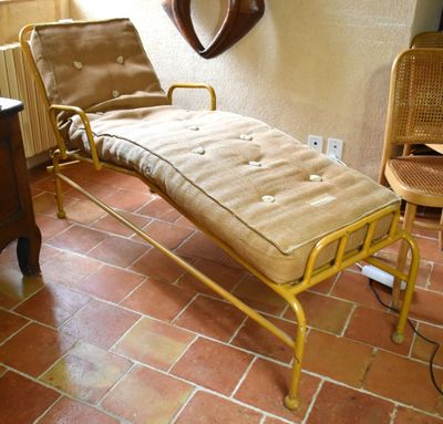 une chaise longue dans le coin d'une pièce