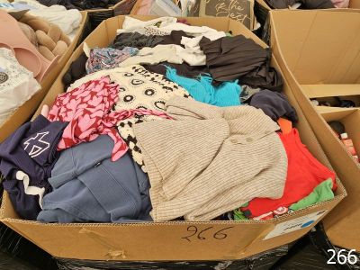 VEN - Box de vêtements (Réf 2466 13/03) - Photo 1