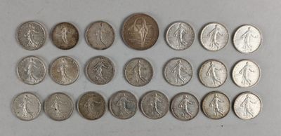 gros plan d'un paquet de pièces de monnaie posé sur une table