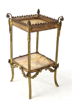 une petite table avec un plateau en marbre posée sur un piédestal