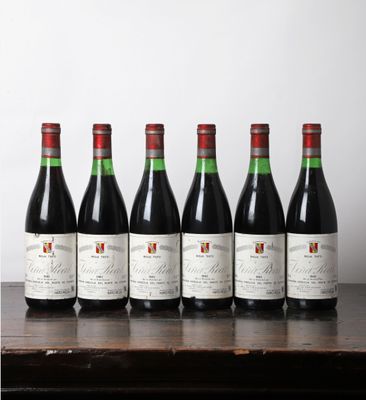 six bouteilles de vin rouge alignées sur une table en bois