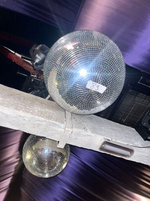 une boule à facettes suspendue au plafond d'une pièce