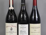 trois bouteilles de vin sont alignées sur une table
