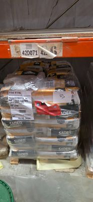 de nombreux paquets de produits alimentaires sur une étagère dans un magasin