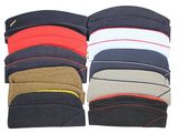 plusieurs chapeaux de différentes couleurs empilés les uns sur les autres