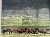 une image représentant un livre sur lequel on voit des chevaux galoper dans un champ