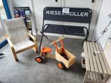 deux chaises et un banc dans une pièce où est accrochée une pancarte au mur