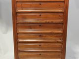 une commode en bois surmontée de tiroirs