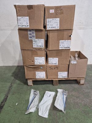 une pile de cartons posée par terre à côté d'une pile de sacs