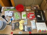 une table sur laquelle se trouvent de nombreux objets
