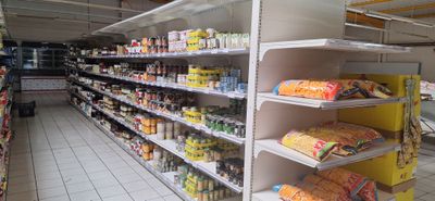 de nombreuses étagères du magasin qui regorgent de produits alimentaires