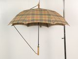 un parapluie accroché à un mât