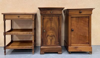 trois meubles posés à même le sol