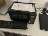 une imprimante posée sur un bureau, à côté d'un clavier