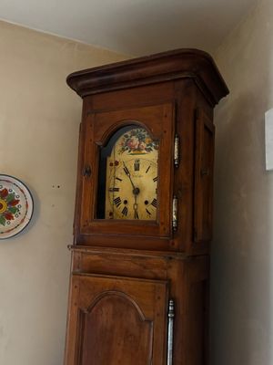 une horloge de parquet dans un coin de la pièce