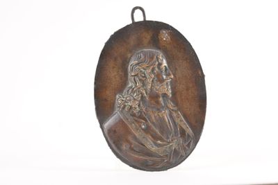 une photo d'une plaque en bronze représentant un homme barbu