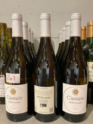 plusieurs bouteilles de vin sont alignées sur un comptoir