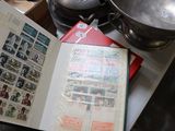 un livre de cuisine posé sur une table, avec une poêle dessus