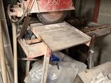 une pancarte rouge fixée sur le côté d'une machine dans un garage