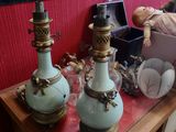 trois vases posés sur une table, avec une poupée en arrière-plan