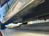 un gros plan de l'arrière d'une voiture avec un pneu crevé