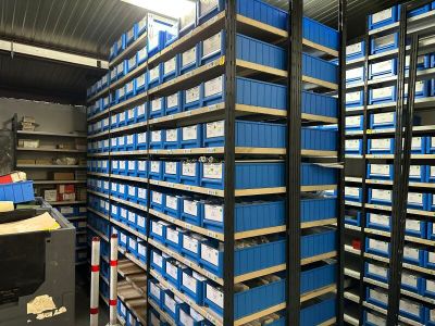 15 mètres linéaires de rayonnage avec bac plastique