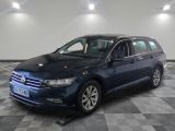 La Volkswagen Passat bleue est garée sur un sol à damier.