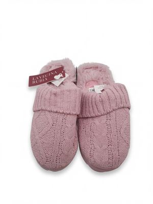 chaussons de bébé roses en tricot avec une étiquette sur le côté