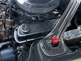 un gros plan du moteur d'une voiture, le capot ouvert