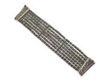 gros plan d'un bracelet en argent sur fond blanc