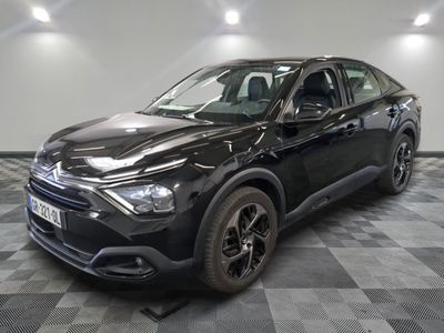 la voiture noire est garée dans le garage sur le sol en damier