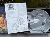 une photo d'une boîte contenant un livre Star Wars et une photo d'un vaisseau spatial