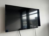 un téléviseur à écran plat fixé au mur d'une pièce