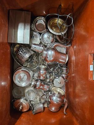 de nombreuses casseroles et poêles dans une boîte rouge