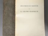 un livre ouvert posé sur une table à côté d'une paire de ciseaux