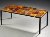 une photo d'une table basse en carreaux