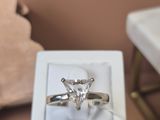 une boîte blanche contenant une bague en diamant