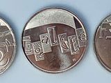 trois types de pièces différents sont représentés sur un fond bleu