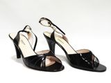 une paire de chaussures noires à talons hauts sur fond blanc