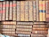 une boîte remplie de vieux livres posée sur une table