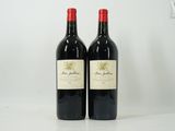 deux bouteilles de vin rouge posées l'une à côté de l'autre sur une table