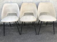 Trois chaises "Tonneau" en métal et skaï blanc