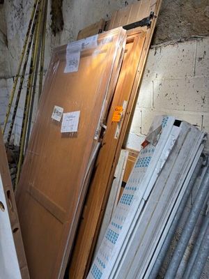 une porte ouverte dans une pièce en cours de rénovation