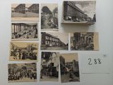 plusieurs vieilles photographies en noir et blanc représentant des personnes et des bâtiments, accrochées à un mur