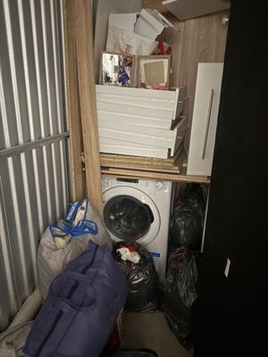 un lave-linge et un sèche-linge dans une petite pièce