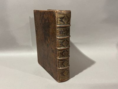 un vieux livre posé sur une surface blanche